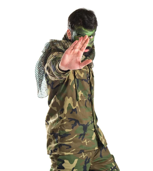 Soldato facendo stop segno su sfondo bianco — Foto Stock
