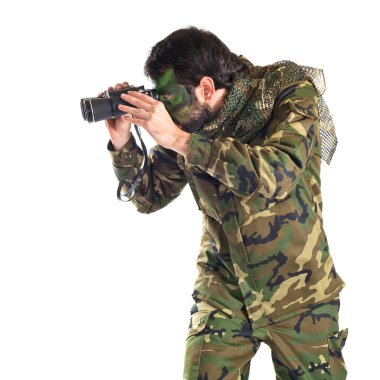 Asker beyaz arka plan üzerinde dürbün ile  