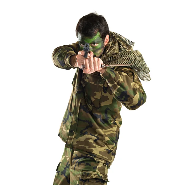 Soldado disparando con una pistola — Foto de Stock