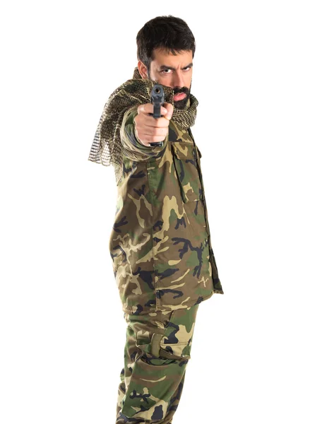 Soldat skjuter en pistol — Stockfoto