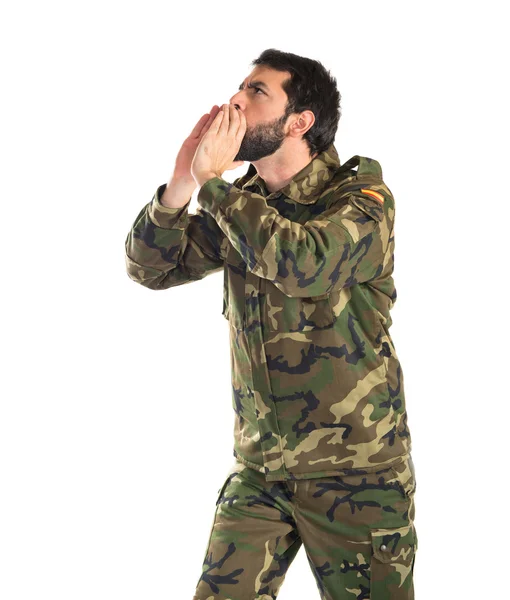 Soldato urlando su sfondo bianco — Foto Stock