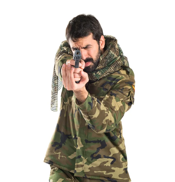 Soldat skjuter en pistol — Stockfoto