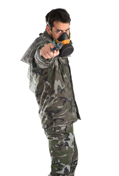 Soldat mit Gasmaske schießt mit Waffe — Stockfoto