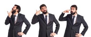 Beyaz arka plan üzerinde işadamı yapım silah jest