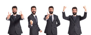 Beyaz arka plan üzerinde zafer jest yapıyor işadamı  