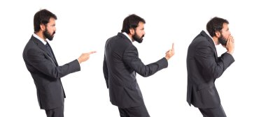 İzole beyaz arka plan üzerinde bağırarak işadamı