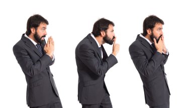 Beyaz arka plan üzerinde yalvaran işadamı