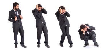 İzole beyaz arka plan üzerinde korkmuş işadamı