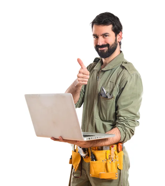 Mecânico com laptop sobre fundo branco — Fotografia de Stock