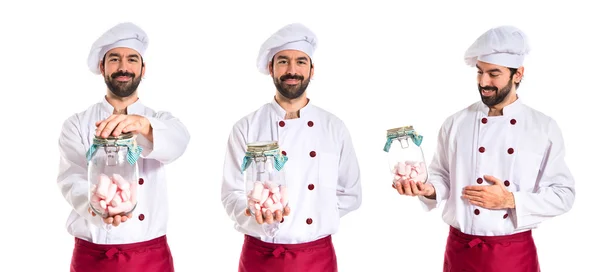 Сердитий шеф-кухар тримає банку склянку з солодким м'ясом всередині — стокове фото