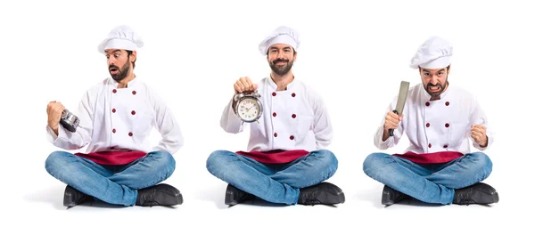 Chef tenant une horloge sur fond blanc — Photo