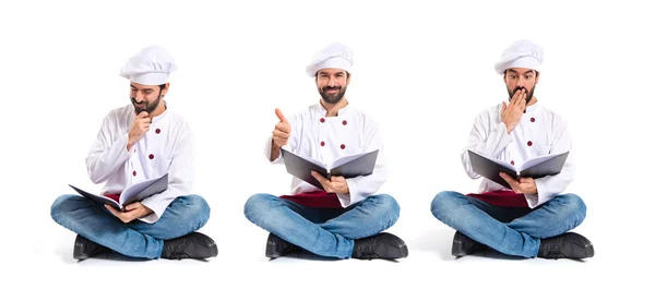 Gelukkig chef-kok lezen van een boek — Stockfoto