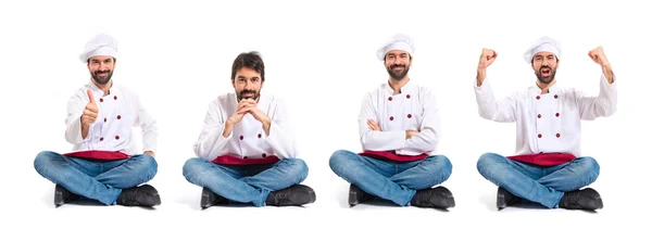 Chef-kok met zijn armen overgestoken op witte achtergrond — Stockfoto