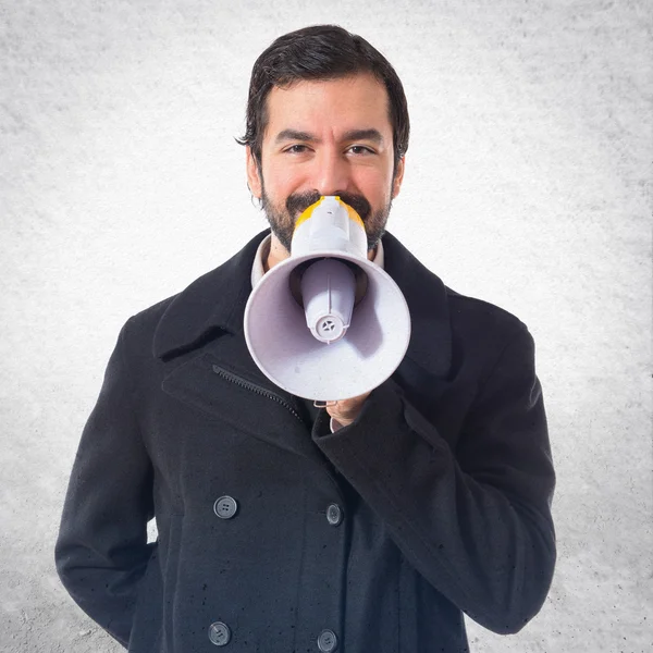 Man berteriak dengan megaphone — Stok Foto