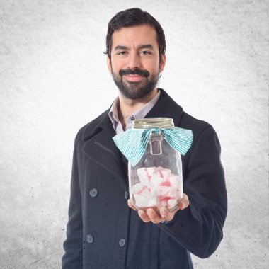 Cam Kavanoz içinde tatlılar tutarak yakışıklı adam