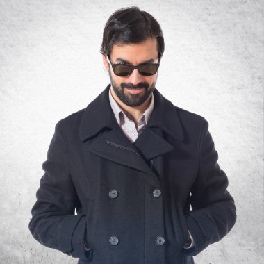 Beyaz arka plan üzerinde gözlüklü yakışıklı adam 