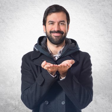 bir şey beyaz arka plan üzerinde tutan adam