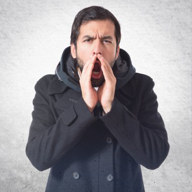 Beyaz arka plan üzerinde bağıran adam