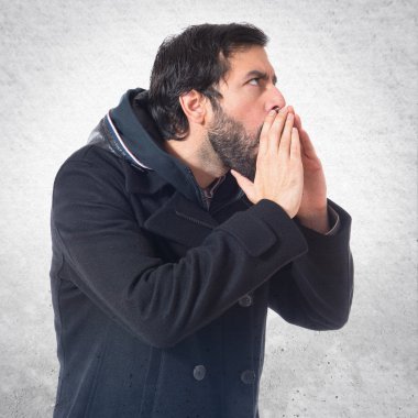 Beyaz arka plan üzerinde bağıran adam