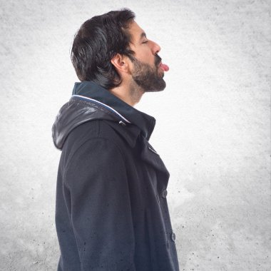 Bir şaka yapan erkek