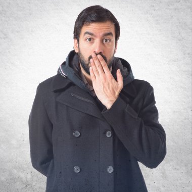 Adam sürpriz jest yapıyor.