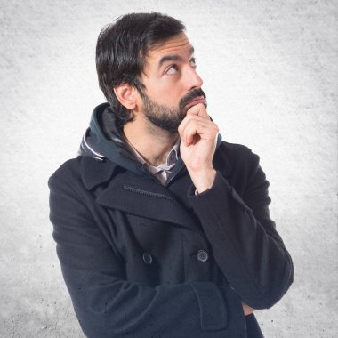 adam beyaz arka plan üzerinde düşünme