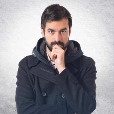 adam beyaz arka plan üzerinde düşünme