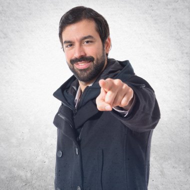 Öne doğru işaret eden adam