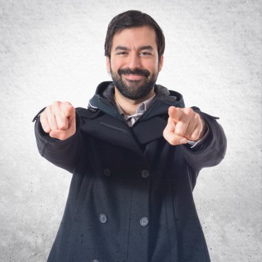 Öne doğru işaret eden adam