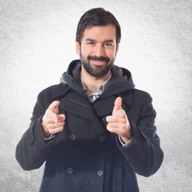 Öne doğru işaret eden adam