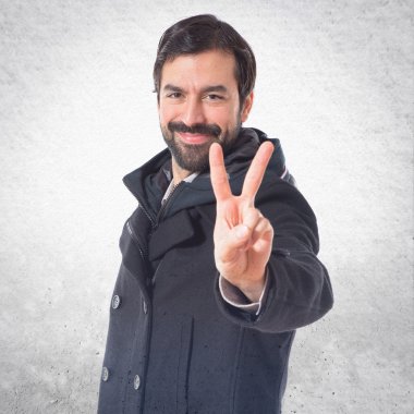 Zafer hareketi yapan adam.