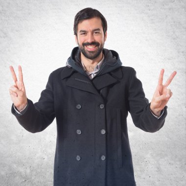 Zafer hareketi yapan adam.