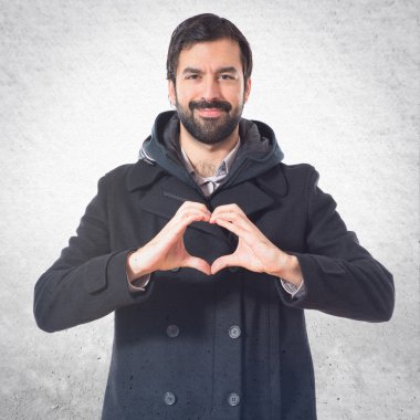 Elleriyle kalp yapan adam