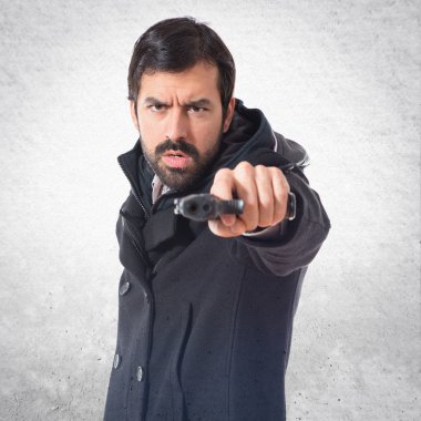 Bir tabanca ile ateş adam