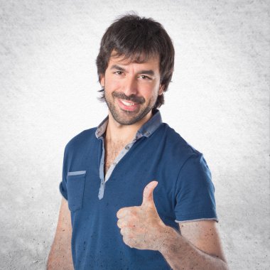 adam beyaz zemin üzerine başparmak ile