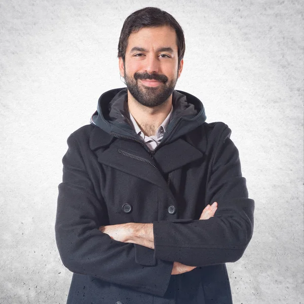 Hombre con los brazos cruzados sobre fondo blanco — Foto de Stock