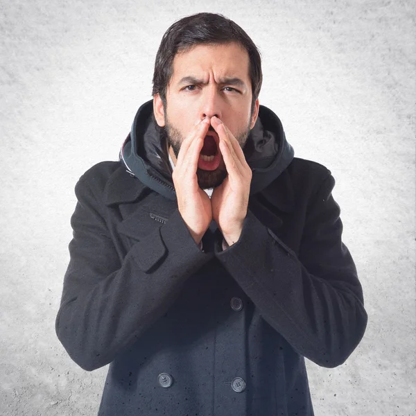 Beyaz arka plan üzerinde bağıran adam