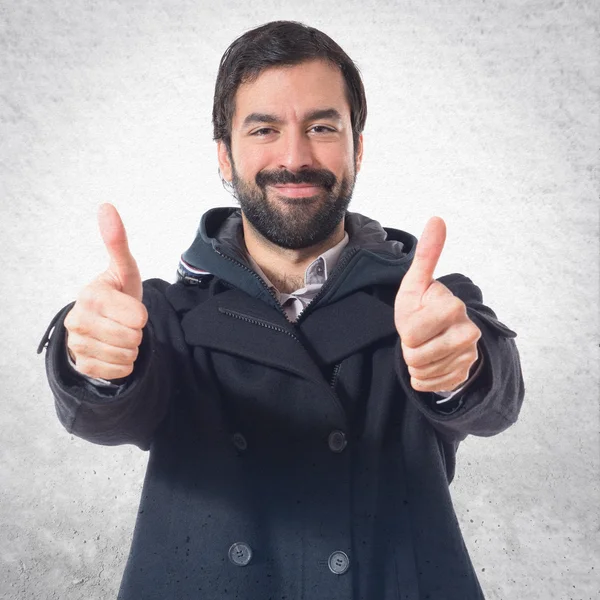 Hombre con pulgar hacia arriba sobre fondo blanco — Foto de Stock