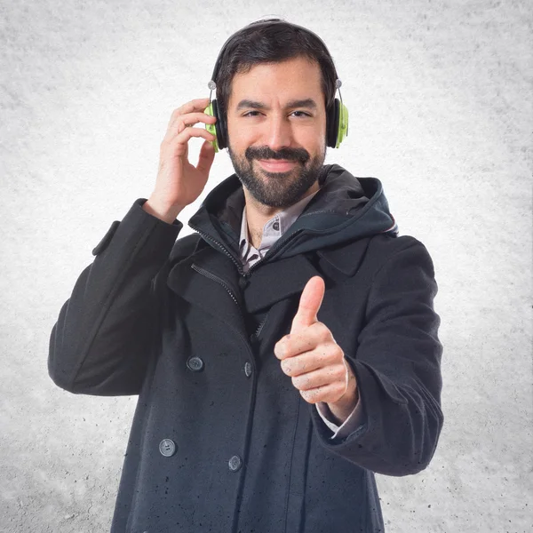 Homem ouvindo música sobre fundo branco — Fotografia de Stock