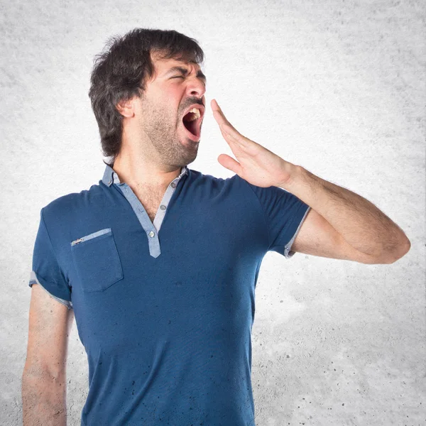 Hombre bostezando sobre fondo blanco aislado — Foto de Stock