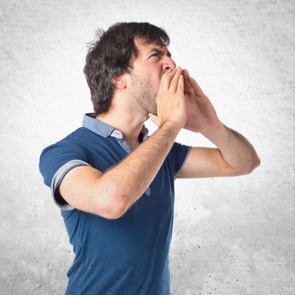 Mann schreit über isolierten weißen Hintergrund — Stockfoto