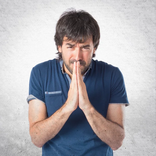 Hombre suplicando sobre fondo blanco — Foto de Stock