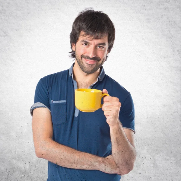 Hombre sosteniendo una taza de café sobre fondo blanco —  Fotos de Stock