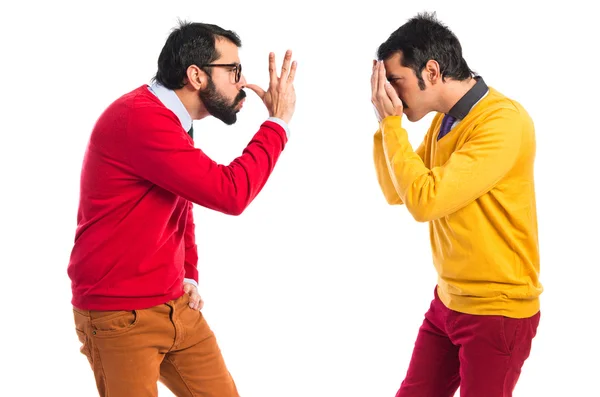 Hombre haciendo una broma a su hermano —  Fotos de Stock