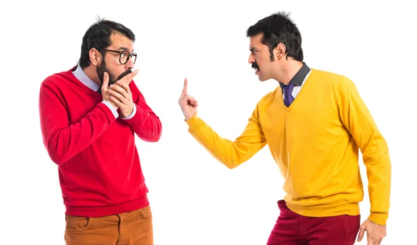 Man maken hoorn gebaar op zijn broer — Stockfoto