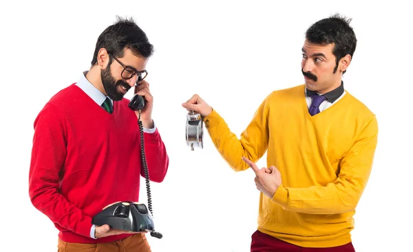 Boze man omdat zijn broer spreken veel per telefoon — Stockfoto