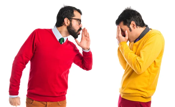 Hombre gritándole a su hermano — Foto de Stock