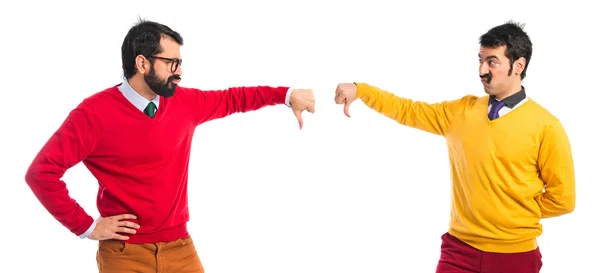 Irmãos gêmeos fazendo mau sinal — Fotografia de Stock