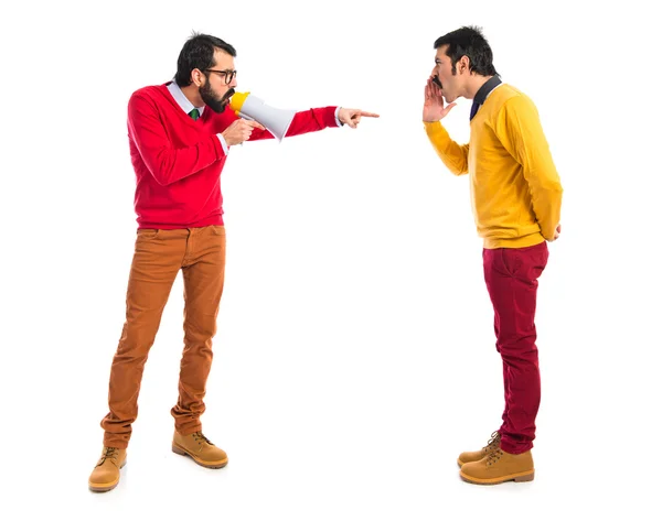 Hermanos gemelos gritando sobre fondo blanco —  Fotos de Stock