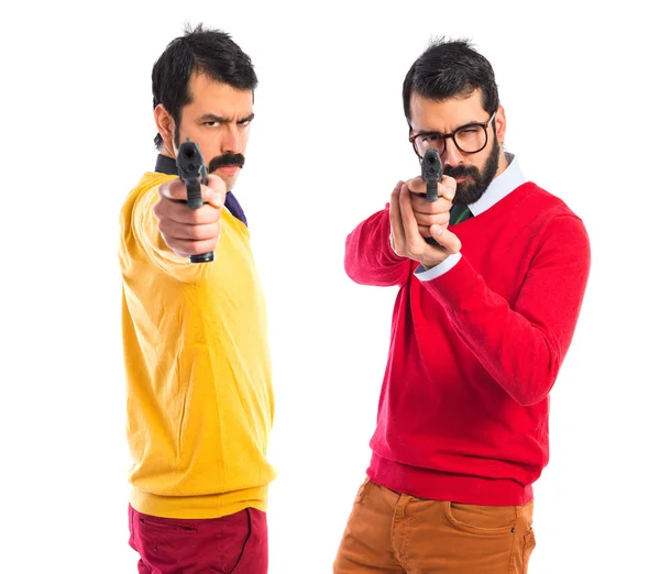 Zwillingsbrüder schießen mit Pistole — Stockfoto